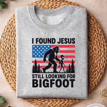 IFoundJesusStillLookingforBigfootAlienRetroUSAFlagsweater.jpg